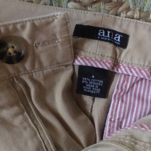 a.n.a (a new approach) Khaki Shorts, Size 4 - Picture 5 of 6